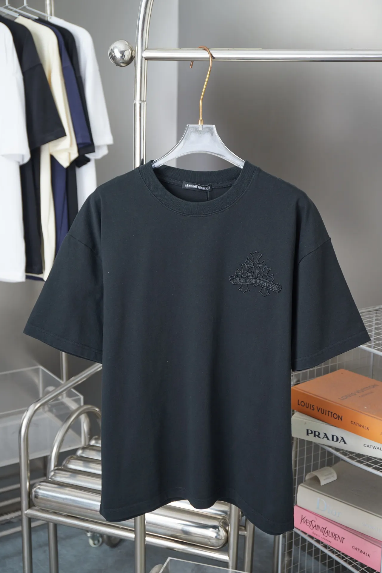 🅿️200 Ch*ome Hearte 25SS early spring new style embroidered heart cross short sleeves light luxury essential item for daily commuting for men and women correct version welcome to compare detailed features · 320g 100% pure cotton double yarn jersey fabric · Custom dyed in the same vat with special thickened 32 count double-ply 1X1 thread · Imported Tajima machine hollow embroidery embroidered CHRO heart pattern · Ready-to-wear general wash · Double-needle sewing and cross-seam technology · Original main mark, washed tag, brand moisture-proof paper packaging Color: black/white Size: S/M/L/XL